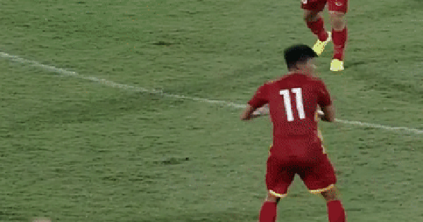 The Indonesian player played badly, throwing his body at the striker U23 Vietnam