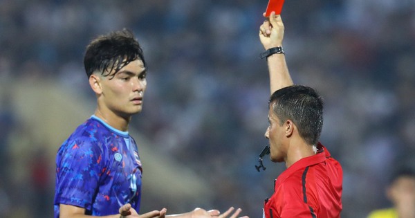The Thai coach said bitterly about the red card;  U23 Malaysia praises Vietnamese fans all the way