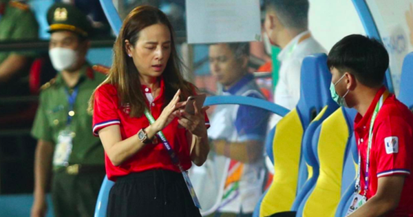 Inheriting a  billion empire, but the female leader of Thailand’s U23 team does not follow the “3 orange eyes” fashion, still using old phones