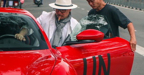 Mr. Dang Le Nguyen Vu first explained the phrase “UN” pasted on Trung Nguyen’s terrible cars