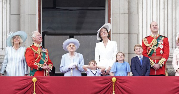 The Queen of England radiantly appeared on the balcony of the Palace, making an emotional gesture with the daughter of Princess Kate