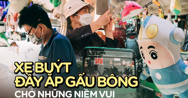 Chiếc xe buýt đầy ắp gấu bông đang nổi rần rần: Phụ xe là một 