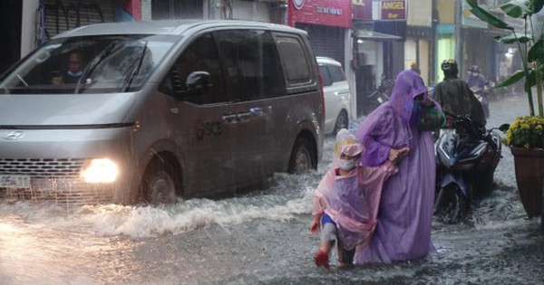 At least 18 roads in Ho Chi Minh City were flooded in the afternoon rain of June 2