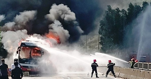 Passenger car caught fire in Phu Yen while running on National Highway 1