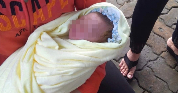 Newborn baby abandoned inside the fence of a company in Binh Duong