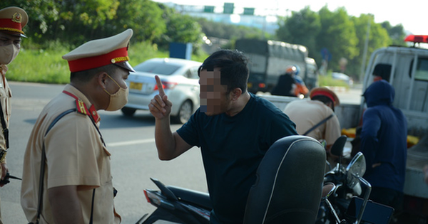 Run into the forbidden road and shout at the traffic police, claiming to be “Deputy Head of Hospital K”