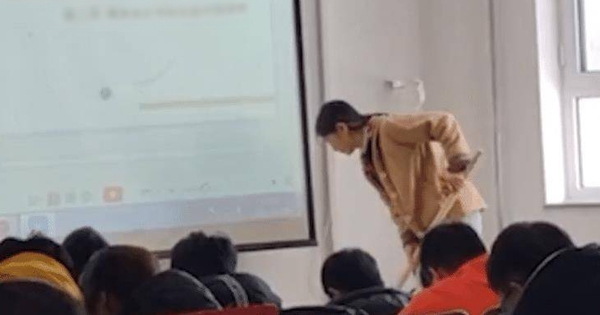 While in class, the middle-aged female teacher suddenly fainted and then immediately did an action that made everyone admire