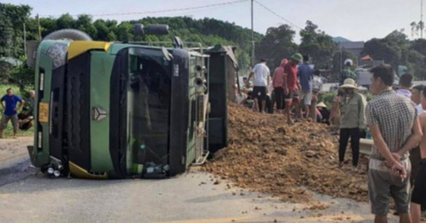 Mourning the funeral of two mothers and children who died in the case of a truck carrying soil that crushed the car