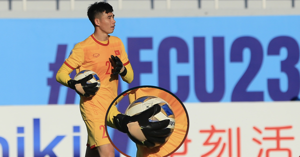 Vietnam U23 goalkeeper has to “patch” his gloves because of strange regulations at the 2022 AFC U23 Championship