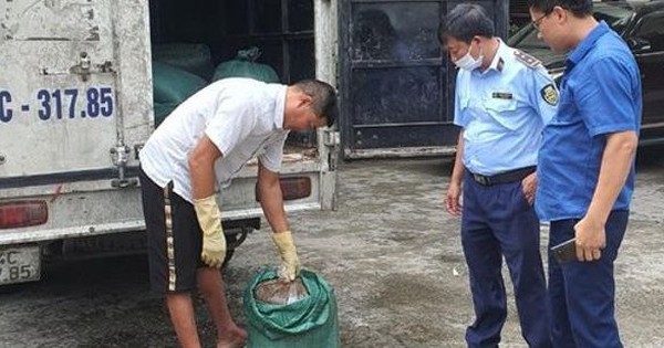 Detecting nearly 2 tons of smelly liquid grease on cars in Hai Duong