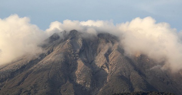 Volcano eruption unleashes ash cloud, Philippines raises alert level