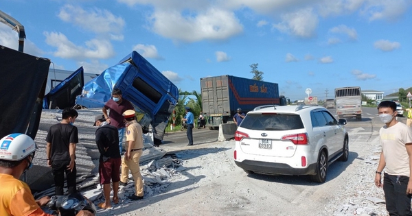 The truck hit the divider, causing traffic jams for many hours