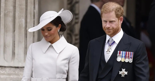 Meghan Markle and her husband quietly flew back to the US before the great ceremony ended, Harry’s expression after leaving caught attention