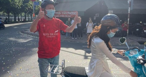Having just arrived in Vietnam, Mr.  Nawat revealed a photo that was carried by Miss Thuy Tien on a motorbike on the streets of Ho Chi Minh City