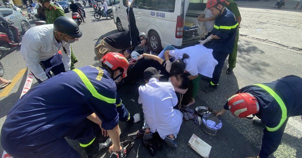 The girl fell on the street because her sunscreen got caught in the motorcycle chain, the police quickly responded