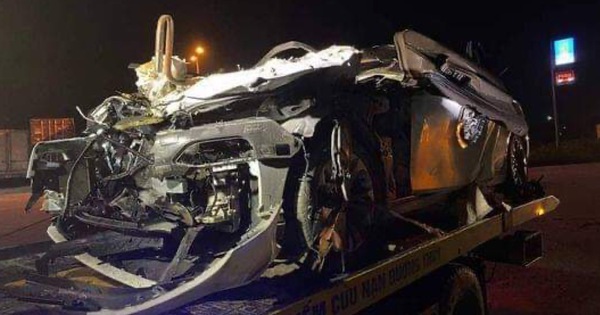 Car was crushed after hitting directly under the container, 4 people were injured