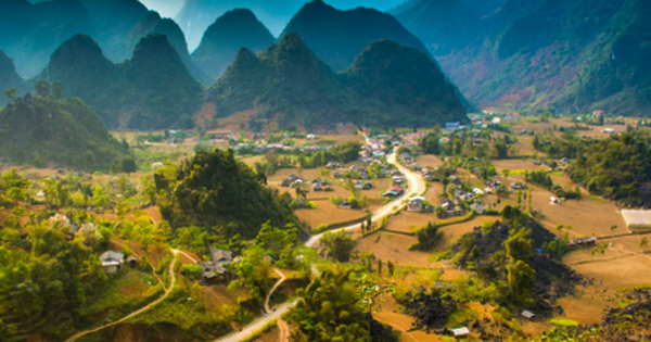 Traveling through Vietnam is called, shoulder to shoulder with international tours