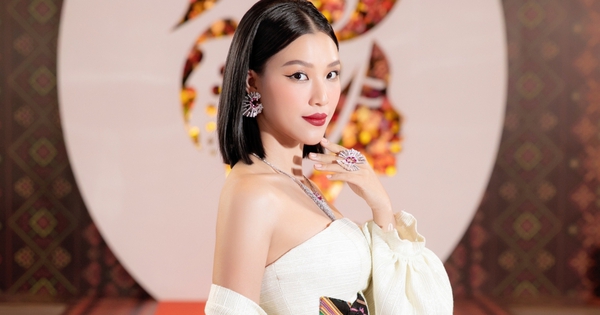 Hoàng Oanh khoe vai trần gợi cảm khi làm MC chung kết Hoa hậu các dân tộc