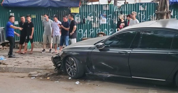 thumbnail - Mercedes-Benz S450 mất lái, tông ô tô BMW và nhiều xe máy ở Hà Nội
