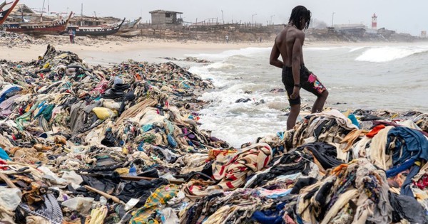 Sốc với hình ảnh rác thải nhựa từ thời trang nhanh đang hàng ngày làm ô nhiễm đại dương