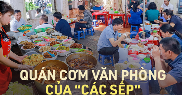 Quán cơm vỉa hè được xem là tụ điểm giờ nghỉ trưa của các sếp và dân văn phòng thu nhập khá trở lên