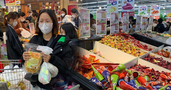 Ra siêu thị mới biết bánh kẹo cân hot thế nào dịp Tết: Người mua đông nườm nượp vì đủ loại, giá thì hợp lý