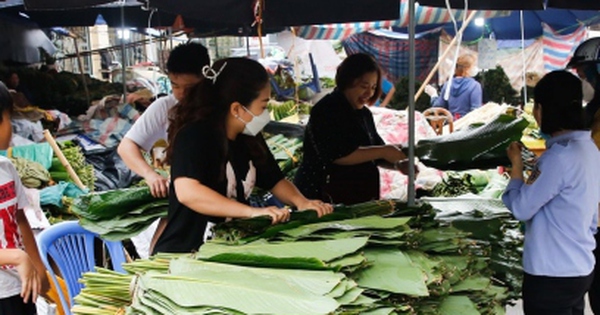 Chợ lá dong lâu đời nhất Hà Nội nhộn nhịp từ sáng đến tối