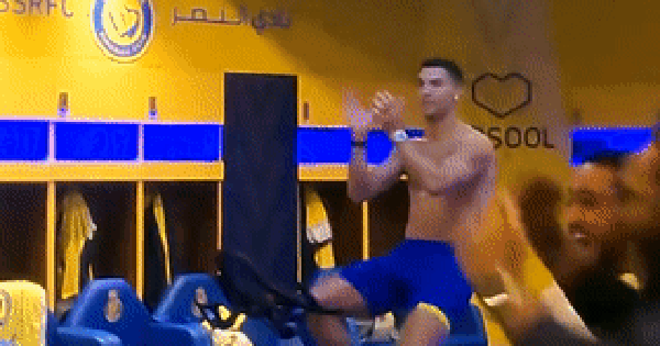 Chưa được đá cho Al Nassr, Ronaldo ngậm ngùi ăn mừng trong phòng thay đồ