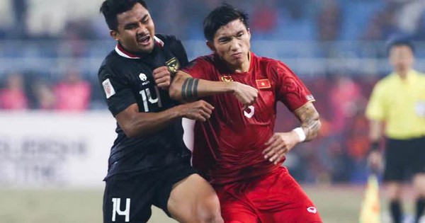 Văn Hậu nhận thẻ vàng tranh cãi, trợ lý Anh Đức bị cầu thủ Indonesia đẩy