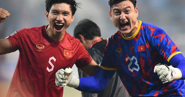 Văn Hậu 'cắp nách' Quang Hải lên ăn mừng tuyển Việt Nam vào chung kết AFF Cup 2022