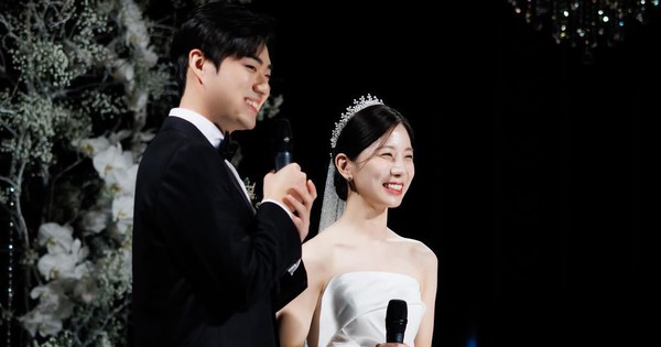 Saratov plyajida yalangoch ayollar fotosurati