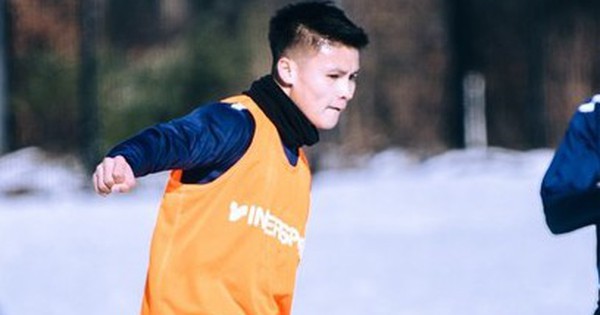 Quang Hải tập luyện trên sân tuyết trắng xóa, quyết chờ cơ hội ở Pau FC