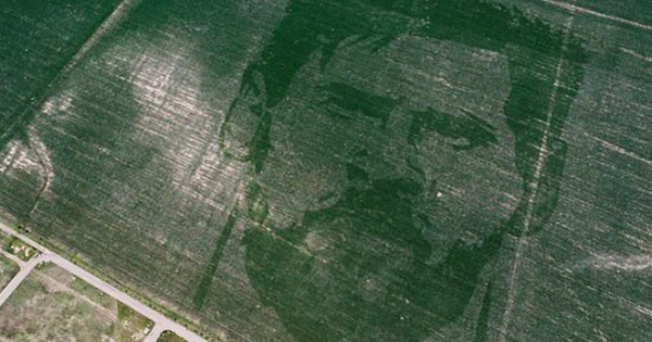 Anh nông dân dùng toán học vẽ hình Messi khổng lồ trên cánh đồng ngô