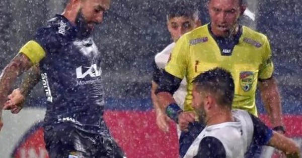 Bắt cầu thủ dầm mưa đá thêm 42 phút bù giờ, trọng tài bị treo còi vô thời hạn