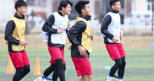 U20 Việt Nam tập trên sân siêu xấu trước trận gặp Iran, phải mang giày vải tránh chấn thương