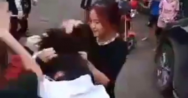 
                                    Nữ sinh bị đánh hội đồng ở Đông Anh vẫn hoảng loạn, đang điều trị tại bệnh viện