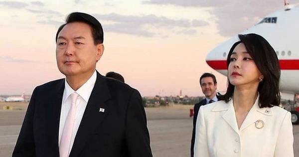 
                                    Hôn nhân 10 năm đáng ngưỡng mộ của vợ chồng Tổng thống Hàn Quốc: Đến với nhau lúc 'xế chiều', không có con chung vẫn mặn nồng sau bao giông bão