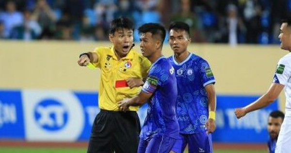 Cầu thủ Nam Định đạp thủ môn Khánh Hoà, trọng tài vẫn cho Nam Định hưởng 11m
