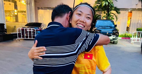 Xúc động khoảnh khắc Huỳnh Như được bố ôm vào lòng, động viên trước trận bán kết tại SEA Games 32