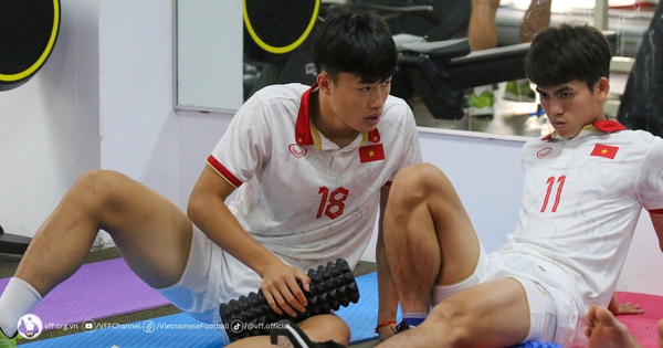 Cầu thủ U22 Việt Nam không nói với nhau lời nào, lầm lũi lao vào tập luyện sau trận thua Indonesia