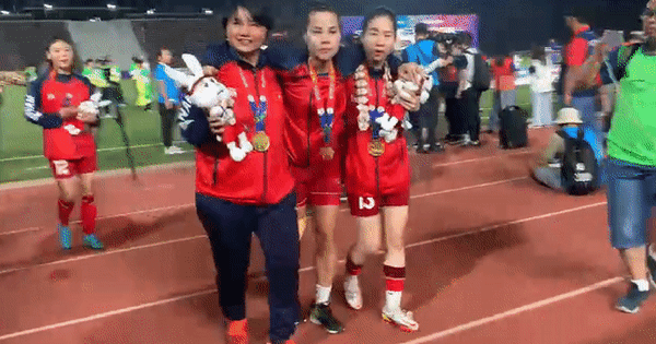 Trở về từ bệnh viện, cầu thủ nữ Việt Nam được các đồng đội dìu lên bục nhận huy chương
