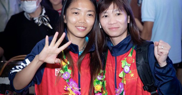 Nhà vô địch bóng đá nữ SEA Games 32 đã về tới Việt Nam: Huỳnh Như tự hào khoe nón lá, Chương Thị Kiều học làm “phóng viên”