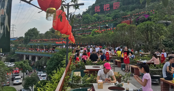 
                                    Nhà hàng lẩu lớn nhất Trung Quốc mỗi ngày phục vụ 'một huyện người': Ăn xong xuống lấy xe đã thấy đói