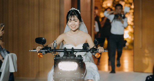 
                                    Cô dâu lái xe phân khối 750 triệu tiến vào lễ đường, chú rể thốt lên ngỡ ngàng: 'Ngầu quá!'