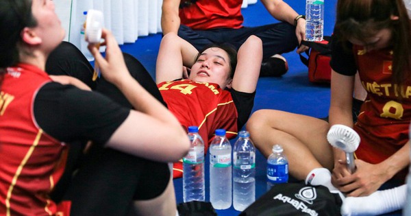 Xót xa hình ảnh nữ VĐV bóng rổ Việt Nam gương mặt đỏ ửng vì cái nóng ở SEA Games, liên tục phải chườm lạnh để tránh sốc nhiệt