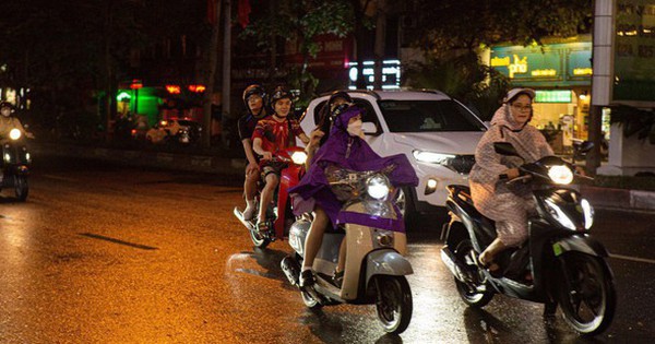 
                                    Mưa to giải nhiệt cho Hà Nội tối cuối tuần, nhiều người đón chờ không khí lạnh để thoát cảnh đội nắng đi làm