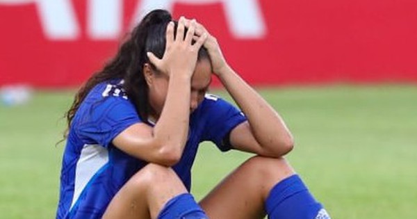 Thắng tuyển bóng đá nữ Việt Nam, cầu thủ Philippines vẫn khóc hết nước mắt