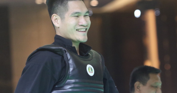 Vừa đánh vừa cười, nhà vô địch thế giới của Việt Nam vẫn khiến đối thủ phải tung khăn xin hàng