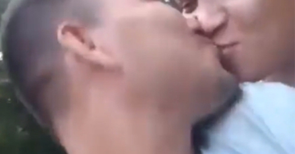 Hôn nhau trên xe máy, cặp đôi không ngờ đó là nụ hôn cuối trước tai nạn thảm khốc