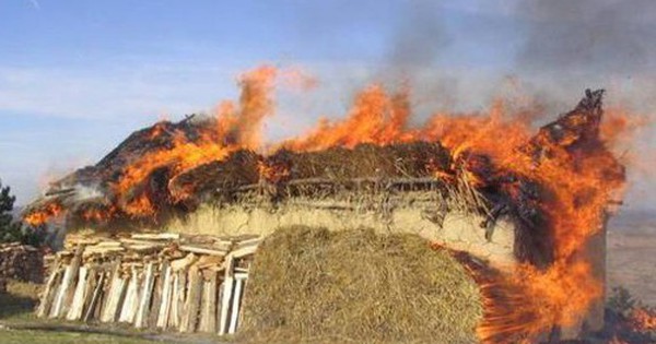 Bí ẩn về những “ngôi nhà bốc cháy”: Tại sao người dân vùng đất này luôn tự đốt nhà của mình mỗi 60 năm?